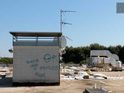 Sulla copertura spunta anche una torretta imbrattata da una scritta celeste che recita: "Questa � una zona pericolosa", con accanto i disegni stilizzati di un alieno e un disco volante